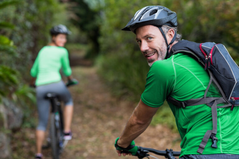 Zwei Fahrradfahrer machen eine Radtour.