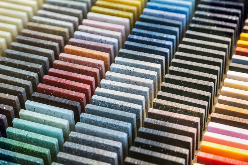 Viele aneinander gereite Acrylsteinmsuter in verschiedenen Farben.